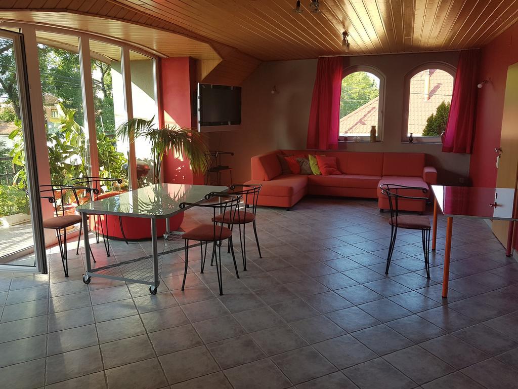 Szigeti Apartmanhaz Pecs Luaran gambar