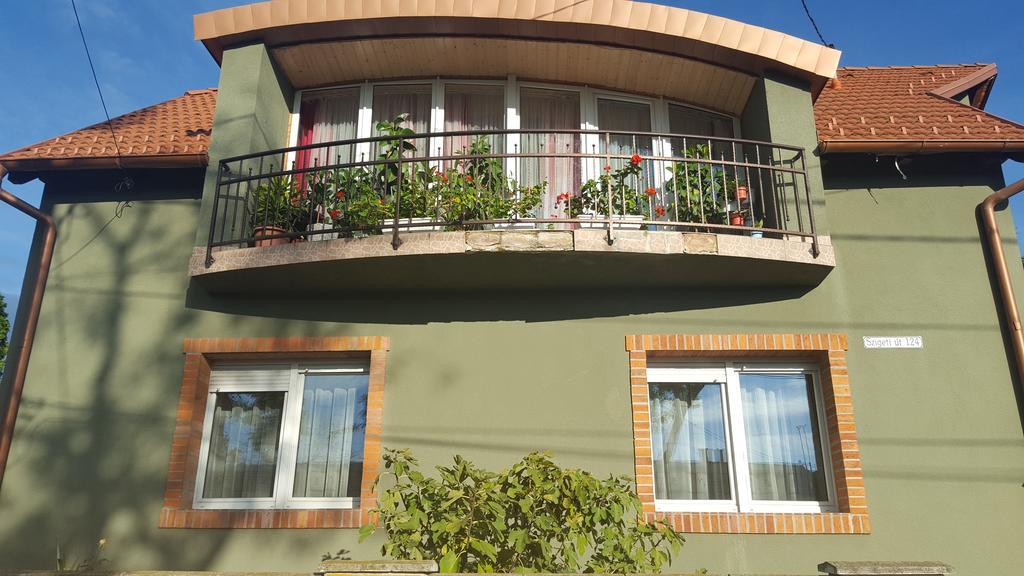 Szigeti Apartmanhaz Pecs Luaran gambar
